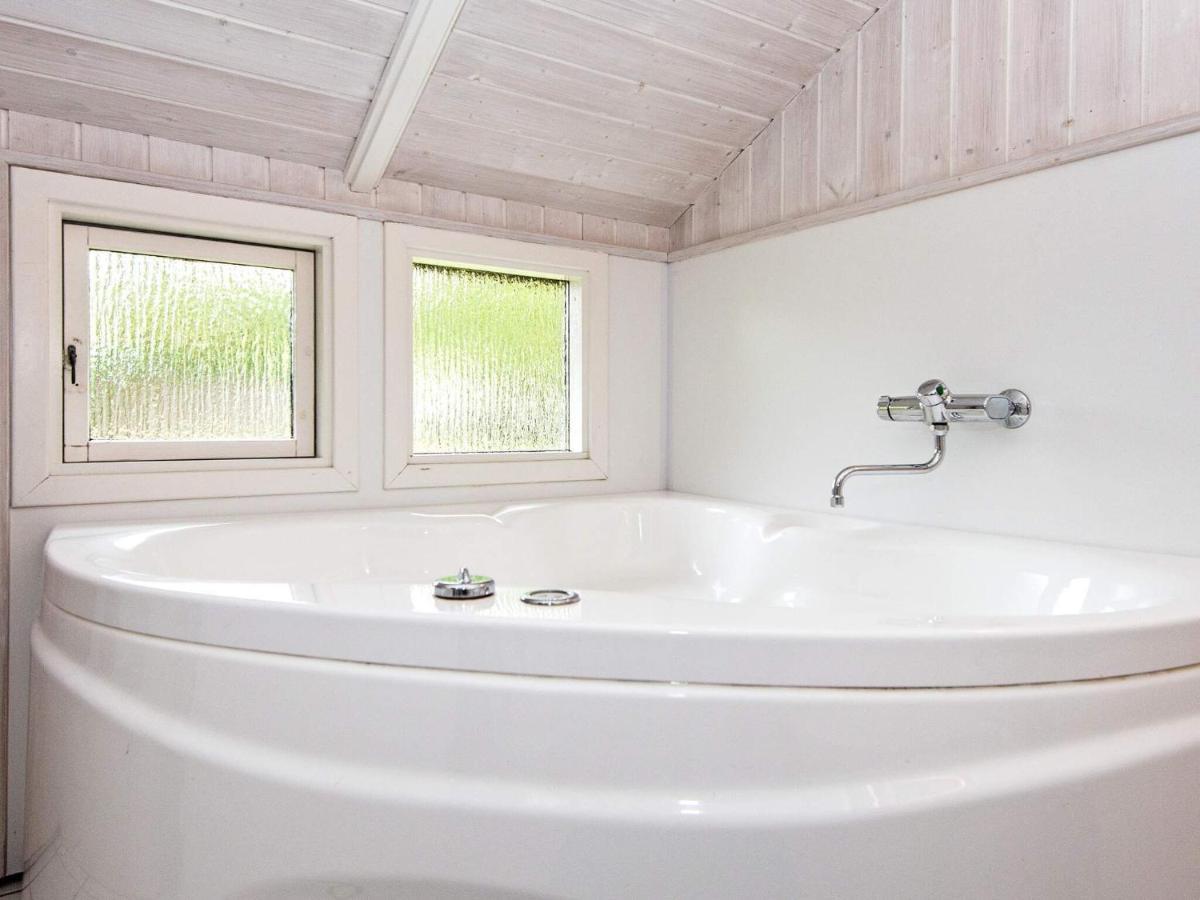 5 Person Holiday Home In B Rkop Egeskov  Exteriör bild